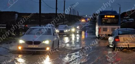 Նուբարաշենում անձրևաջրերը մի քանի կմ-անոց խցանում են առաջացրել. վարորդներն ավտոմեքենաների համարանիշներն են փնտրում․ shamshyan.com