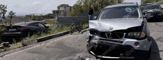 Սարալանջի փողոցում բախվել են 2 «BMW»-ները, որոնցից մեկն էլ կոտրել է երկաթե թիթեղն ու հայտնվել փոսում. shamshyan.com