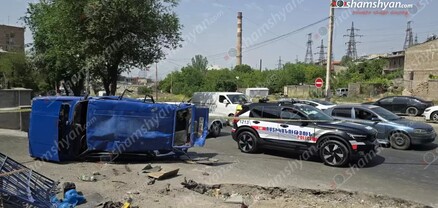 Երևանում բախվել են «Nissan X-Trail»-ն ու «ՎԱԶ 2104»-ը. վերջինը կողաշրջվել է. կա վիրավոր. shamshyan.com