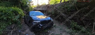 Երևանում «BMW X6»-ը բարձրությունից ընկել ու կողաշրջվել է, կոտրել, ծառեր, ճաղավանդակներ․ կան վիրավորներ․ հայտնաբերվել են փաթեթներ. shamshyan.com