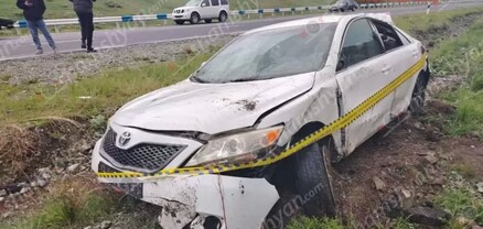 Շիրակում Toyota Camry-ն գլխիվայր շրջվելով հայտնվել է ճամփեզրին․ կան վիրավորներ․ shamshyan.com