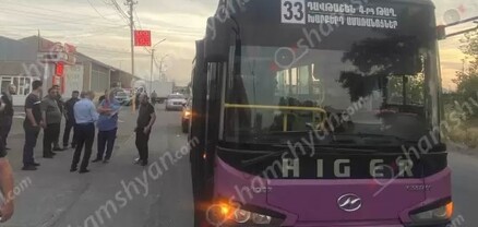Երևանում բեռնատարը բախվել է 33 համարի ավտոբուսի ապակուն, ինչի հետևանքով այն կոտրվել է և թափվել ուղևորի վրա․ shamshyan.com