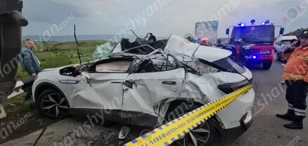 Կոտայքի մարզում Volkswagen-ը բախվել է կայանված բեռնատարին, ապա՝ արգելապատնեշին․ վարորդին և 6-ամյա ուղևորին հոսպիտալացրել են․ shamshyan.com