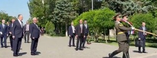 Լավրովը ծաղկեպսակ է դրել «Մայր Հայաստան» հուշարձանի անմար կրակի մոտ. Միրզոյանը չի ուղեկցել նրան
