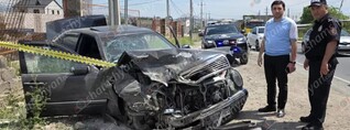 Զովունիում բախվել են 2 «Mercedes»-ները, որոնցից մեկն էլ բախվել է տան պարսպին. կան վիրավորներ. shamshyan.com