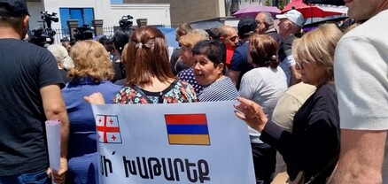 Լուծե՛ք բեռնափոխադրումների հարցը․ Վրաստանի դեսպանատան մոտ քաղաքացիները փակեցին ճանապարհը