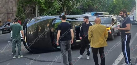 Արշակունյաց պողոտայում «Mazda CX 5»-ը բախվել է վթարված «Toyota»-ին և կողաշրջվել․ shamshyan.com