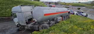 Կոտայքում «DAF» բեռնատարը բախվել է բազալտե քարերին, հողաթմբին ու մասամբ փակել երթևեկելի գոտին. shamshyan.com