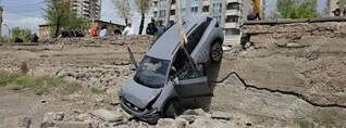 Երևանում «Volkswagen ID.4»-ը բախվել է կայանված «BMW»-ին, կոտրել քարե պարիսպն ու մասամբ կախվել. shamshyan.com