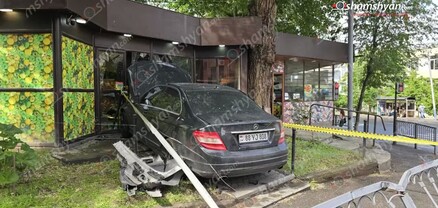 Երևանում բախվել են «Volkswagen»-ն ու «Mercedes»-ը. վերջինը հայտնվել է պտուղ-բանջարեղենի խանութի տարածքում. կա վիրավոր. shamshyan.com