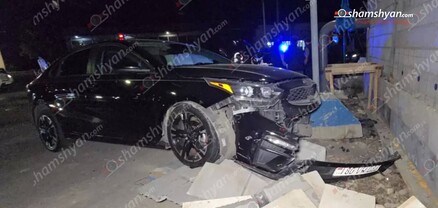 Ավանում բախվել են «Nissan Tiida»-ն ու «Kia»-ն. վերջինն էլ հայտնվել է մայթին՝ բախվելով քարե պարսպին. shamshyan.com