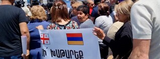 Լուծե՛ք բեռնափոխադրումների հարցը․ Վրաստանի դեսպանատան մոտ քաղաքացիները փակեցին ճանապարհը