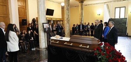 Վարչապետը հարգանքի տուրք է մատուցել Ռադիկ Մարտիրոսյանի հիշատակին