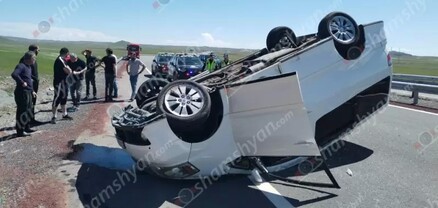 Երևան-Գյումրի ավտոճանապարհին 65-ամյա վարորդը «Toyota Alphard»-ով բախվել է քարերին և գլխիվայր շրջվել․ կան վիրավորներ․ shamshyan.com