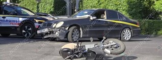 Երևանում բախվել են «Mercedes»-ն ու մոտոցիկլը. մոտոցիկլավարն ու ուղևորը, ովքեր մայր ու անչափահաս որդի են, հոսպիտալացվել են. shamshyan.com