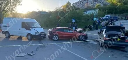 11 վիրավոր կա․ Վանաձորում բախվել են 2 Mercedes-ները և Ford Transit-ը․ shamshyan.com