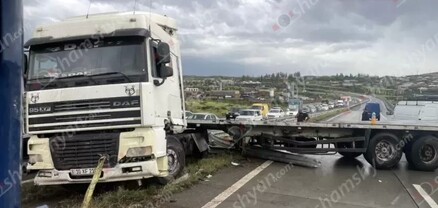 Արագածոտնի մարզում կցորդիչով բեռնատարը բախվել է երկաթե արգելապատնեշներին և մասամբ փակել երթևեկելի գոտին․ shamshyan.com