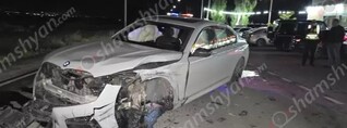 Զովունի-Եղվարդ ճանապարհին բախվել են BMW-ն ու Kia-ն. վերջինն էլ բախվել է կայանված Lexus-ին, Mazda-ին, Toyota-ին, Lada-ին և կողաշրջվել. կա վիրավոր. shamshyan.com