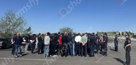 Լարված իրավիճակ` Արագածոտնի մարզում. մի քանի գյուղերի բնակիչներ փակել են Երևան-Գյումրի ճանապարհը. shamshyan.com