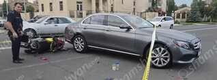 Երևանում բախվել են Mercedes-ն ու մոտոցիկլը. վերջինը կողաշրջվել է. մոտոցիկլավարը տեղափոխվել է հիվանդանոց. shamshyan.com