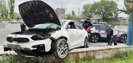 Երևանում հայտնի ավտոբուսների պարկի մոտ Kia-ն բախվել է բազալտե եզրաքարին և հայտնվել մայթին. կան վիրավորներ. shamshyan.com