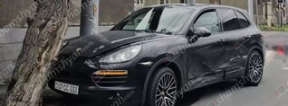 Երևանում բախվել են «Porsche Cayenne»-ը և «Volkswagen Vento»-ն. «Porsche»-ը  բախվել է ծառին. shamshyan.com