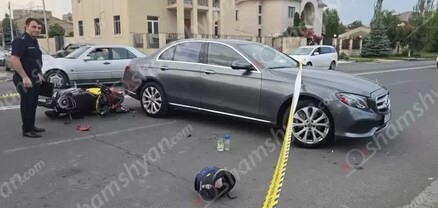 Երևանում բախվել են Mercedes-ն ու մոտոցիկլը. վերջինը կողաշրջվել է. մոտոցիկլավարը տեղափոխվել է հիվանդանոց. shamshyan.com