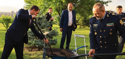Ազիզ Նասիրզադեն ՀՀ ՊՆ վարչական համալիրի տարածքում անվանական եղևնի է տնկել