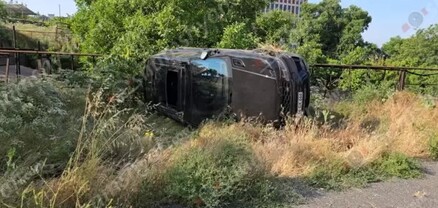 Ավտովթար՝ Երևանում. Land Rover-ը բախվել է գազատար խողովակի հենասյանն ու կողաշրջվել. shamshyan.com