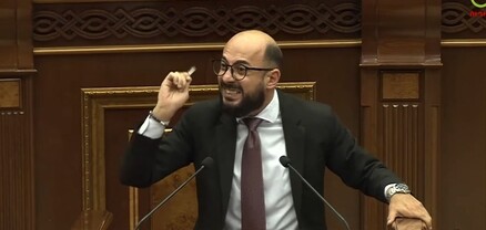 ՔՊ-ականը ծամածռվում էր ամբիոնի մոտ. Ալեն Սիմոնյանը զգուշացրեց՝ բարձրախոսը կանջատի