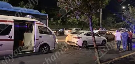 Երևանում բախվել են շտապօգնության ավտոմեքենան, 3 Hyundai-ներն ու Opel-ը․ կա վիրավոր. shamshyan.com