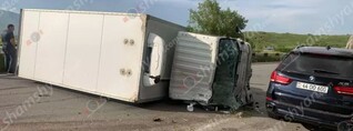 «Սևան» գաղութի մոտ բախվել են «Mercedes»-ն ու «ISUZU» բեռնատարը. վերջինը կողաշրջվել է. shamshyan.com
