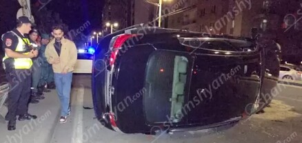 Երևանում բախվել են BMW-ն և Infiniti-ն. վերջինը բախվել է բազալտե եզրաքարին և կողաշրջվել. shamshyan.com