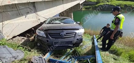 Գեղարքունիքի մարզում Toyota-ն կոտրել է կամրջի երկաթե ճաղավանդակն ու հայտնվել կամրջի տակ. կա վիրավոր. shamshyan.com