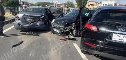 Աբովյանի «Գայի պոստ»-ի մոտ բախվել են Infiniti-ն, Nissan-ը, Ford-ը, Mercedes-ը և Volvo-ն․ վերջինը հայտնվել է երթևեկելի գոտուց դուրս․ shamshyan.com