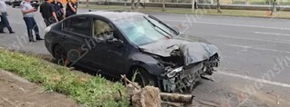 Երևանում 33-ամյա վարորդը Nissan-ով տապալել է չորացած ծառը, ապա բախվել սյանը. shamshyan.com