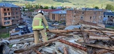 Վնասվել են շուրջ 140 տուն և ավտոտնակ, 20 խանութ, տանիքներ, 200 ծառ. մանրամասներ՝ Ապարանի քամու հետևանքներից