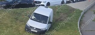 Երևանում՝ Իսակովի պողոտայում, բախվել են Mercedes-ն ու Volkswagen-ը. վերջինը հայտնվել է կանաչ գազոնում
