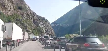 Վերին Լարսում հազարավոր մարդատար ու բեռնատար մեքենաներ են կուտակվել