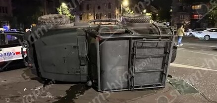 Ավտովթար՝ Երևանում. Սախարովի հրապարակում բախվել են Nissan-ն ու Jeep-ը. վերջինը կողաշրջվել է. shamshyan.com