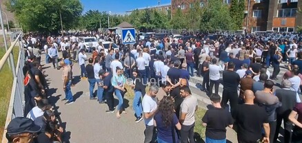 Ի աջակցություն Սամվել Կարապետյանի՝ հարյուրավոր քաղաքացիներ են հավաքվել դատարանի բակում