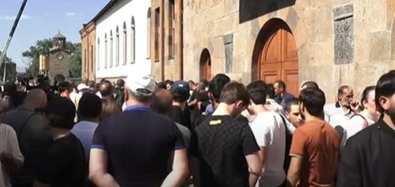 Քաղաքացիները Աջապահյանին թույլ չտվեցին հեռանալ. իրավիճակը՝ Մայր Աթոռում. ՈւՂԻՂ