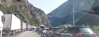 Վերին Լարսում հազարավոր մարդատար ու բեռնատար մեքենաներ են կուտակվել