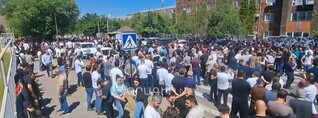 Ի աջակցություն Սամվել Կարապետյանի՝ հարյուրավոր քաղաքացիներ են հավաքվել դատարանի բակում