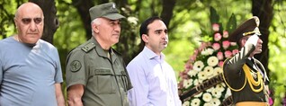 Ծաղիկ ենք խոնարհել անհայտ կորած ազատամարտիկների հիշատակի առաջ. Ավինյան
