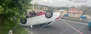 Դավիթաշենի կամրջի սկզբնամասում «Hyundai Sonata»-ն բախվել է ծառերին և գլխիվայր շրջվել. shamshyan.com