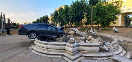 Toyota Camry-ն սուզվել է շատրվանի մեջ