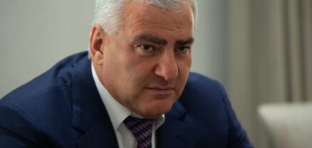 Այս իրավիճակին զուգահեռ՝ գլխավոր դաշնակցի մոտ սուրհանդակ են ուղարկում, որ պատրաստ են ստորացման