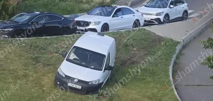 Երևանում՝ Իսակովի պողոտայում, բախվել են Mercedes-ն ու Volkswagen-ը. վերջինը հայտնվել է կանաչ գազոնում
