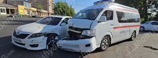Աբովյան քաղաքում բախվել են շտապօգնության ավտոմեքենան ու Toyota-ն. բուժքույրը տեղափոխվել է հիվանդանոց. shamshyan.com